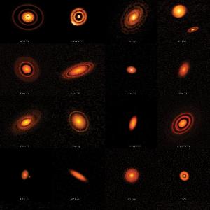 Hochaufgelöste Bilder von planetenbildenden Scheiben aus dem DSHARP Project (Andrews, …, Birnstiel et al. 2018). Diese Radiobeobachtungen zeigen die Wärmestrahlung von kaltem Staub und wie dieser in den Scheiben verteilt ist. Ringe werden vermutlich durch Planeten verursacht, die in diesen Beobachtungen unsichtbar sind.