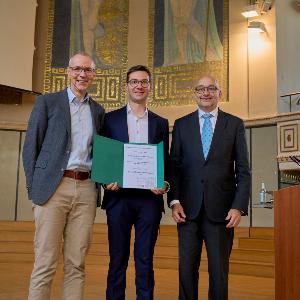 Doktorvater Prof. Immanuel Bloch, Preisträger Dr. Alexander Impertro und Dekan Prof. Ulrich Schollwöck