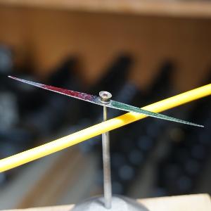 Kompassnadel über einem elektrischen Leiter