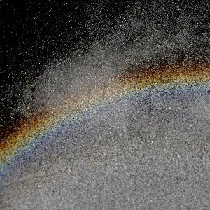 Regenbogen erzeugt mit Hilfe von kleine Glaskügelchen