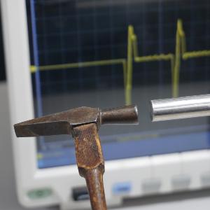 Hammer und Metallstab: Versuch zur Schallgeschwindigkeit in einem Stab