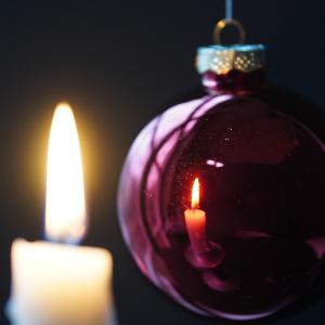Kerze vor einer Weihnachtskugel