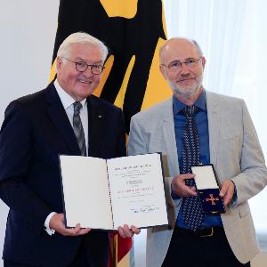 Frank-Walter Steinmeier und Harald Lesch bei der Verleihung des Verdienstkreuzes 1. Klasse. | © Foto: Geisler-Fotopress/Elmenthaler