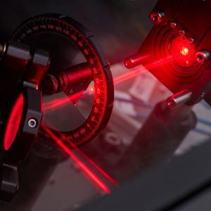 Laboraufbau mit rotem Laser