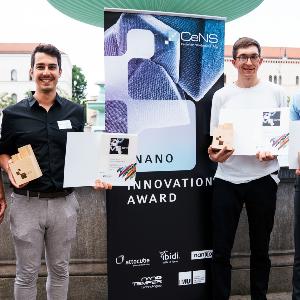 Die Preisträger Felix Sieber-Schäfer, Lars Richter und Svetozar Gavrilovic vor dem LMU-Brunnen. Ganz links: Michael George, CTO von Nanion Technologies, stellvertretend für die preisgeldstiftenden Spin-offs und Mitglied der diesjährigen Jury