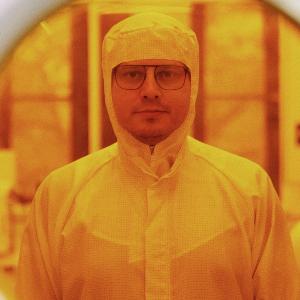 Professor Dmitri Efetov im Reinraum