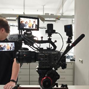 Videokamera auf Stativ