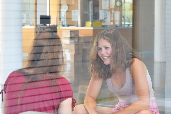 Zwei Frauen in der Bibliothek