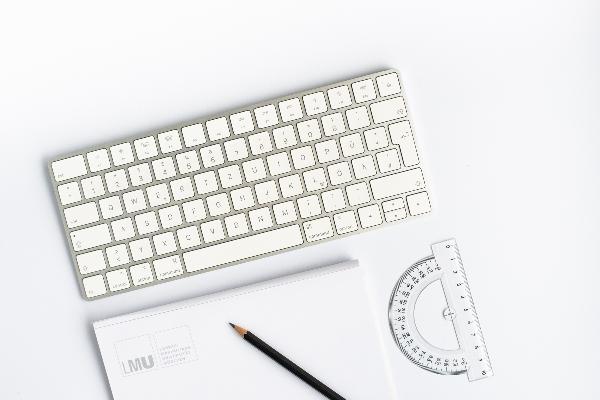 Tastatur und Schreibutensilien