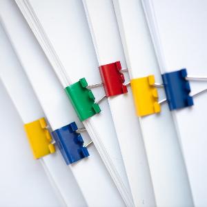 Bunt zusammengeheftetes Papier