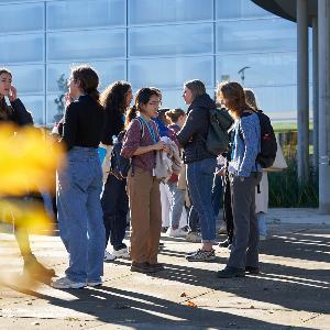 Studierende im Gespräch von dem Biozentrum Gebäude