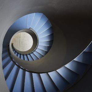 Blick von oben auf Wendeltreppe