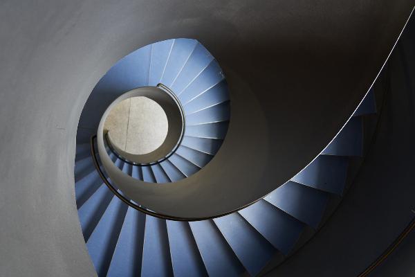 Blick von oben auf Wendeltreppe