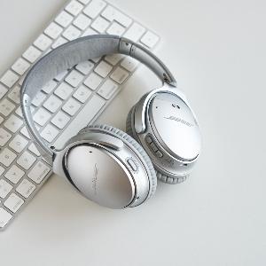 Kopfhörer mit Tastatur