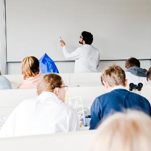 Dozent und Studierende im Labor | © Carolin Bleese Dozent und Studierende im Labor