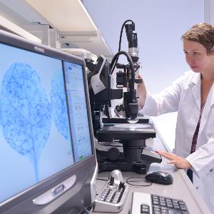 Wissenschaftlerin beim Mikroskopieren von Pflanzenstrukturen | © Carolin Bleese Wissenschaftlerin beim Mikroskopieren von Pflanzenstrukturen