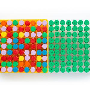 Tubes mit bunten Deckeln | © Carolin Bleese Tubes mit bunten Deckeln
