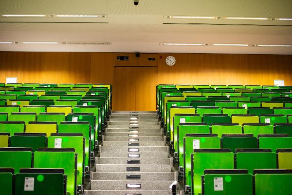 Großer Hörsaal im Biozentrum