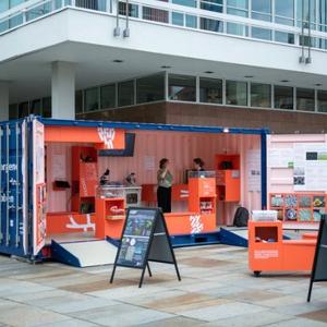 Blick auf die Ausstellung „Bakteriopolis“