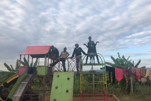Spielende Kinder auf dem Pausenhof der Maisha Mazuri Primary School