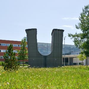 U-Skulptur am Biozentrum