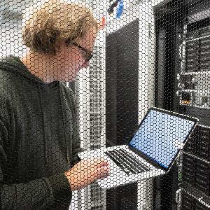 Wissenschaftler mit Laptop im Serverraum | © Carolin Bleese Wissenschaftler mit Laptop im Serverraum