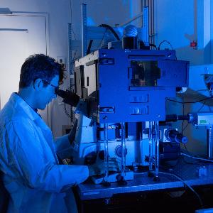 Wissenschaftler an hochmodernem Mikroskop | © Carolin Bleese Wissenschaftler an hochmodernem Mikroskop