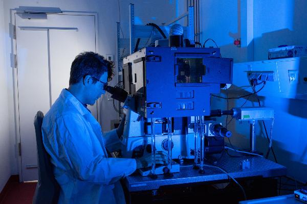 Wissenschaftler an hochmodernem Mikroskop