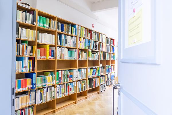 Bücherwand in der Bibliothek