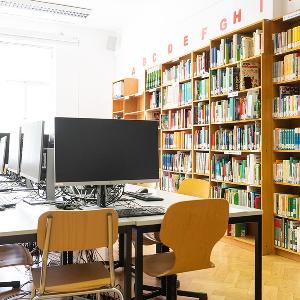 Computerplätze in der Bibliothek