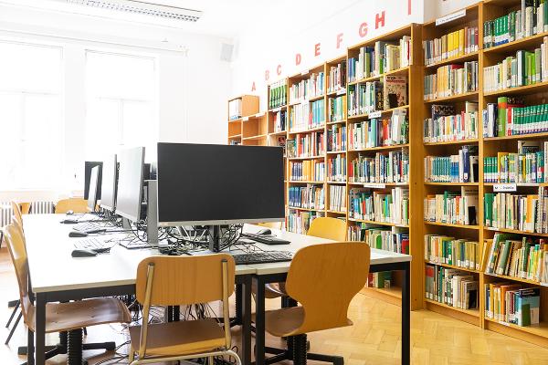 Computerplätze in der Bibliothek