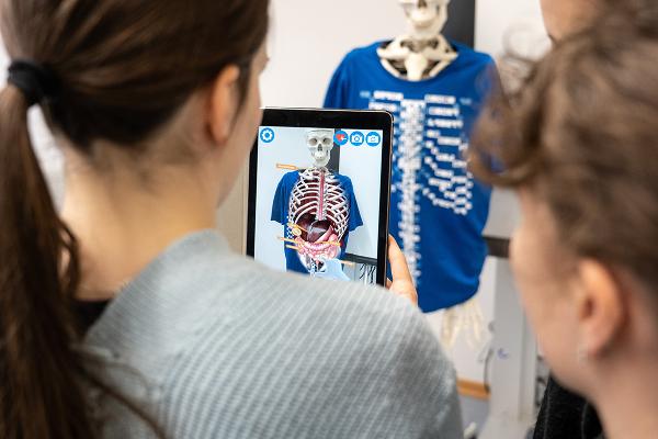Digital visualization of human skeleton and organs on tablet