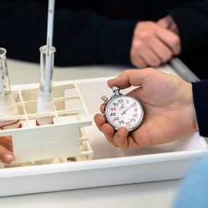 Studierende beim Zeitstoppen für ein Experiment