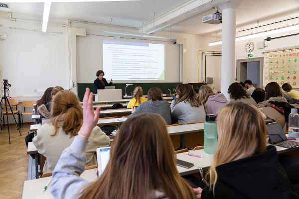 Hörsaal mit Dozentin und Studierenen