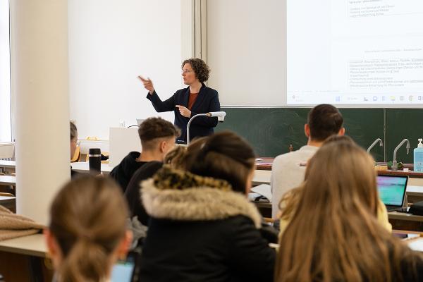 Hörsaal mit Dozentin und Studierenden