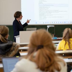 Hörsaal mit Dozentin und Studierenden