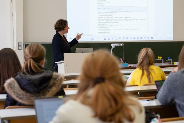 Hörsaal mit Dozentin und Studierenden