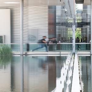 Haupteingang Biozentrum seitlich | © Carolin Bleese Haupteingang Biozentrum seitlich