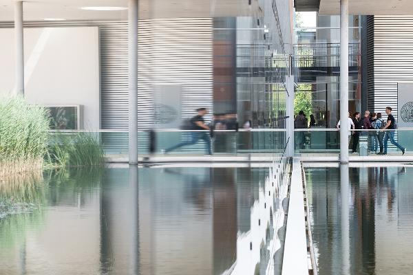 Haupteingang Biozentrum seitlich