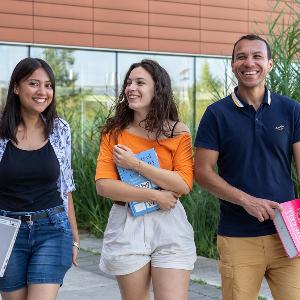 Drei Studierende auf dem Biocampus