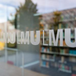 LMU Schriftzug im Fenster der Bibliothek | © Carolin Bleese LMU Schriftzug im Fenster der Bibliothek
