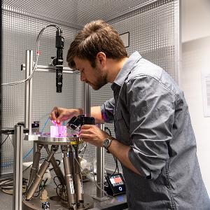 Wissenschaftler beim Experimentieren | © Carolin Bleese Wissenschaftler beim Experimentieren