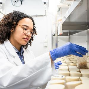 Studentin im Labor | © Carolin Bleese Studentin im Labor