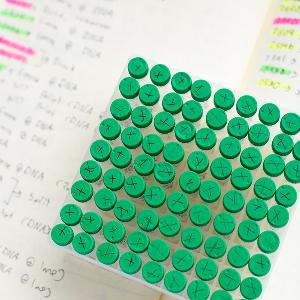 Laborbuch und kleine Tubes | © Carolin Bleese Laborbuch und kleine Tubes