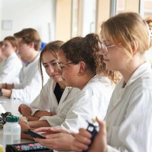 Studierende in Laborraum