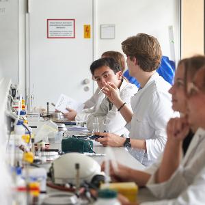 Studierende im Laborraum
