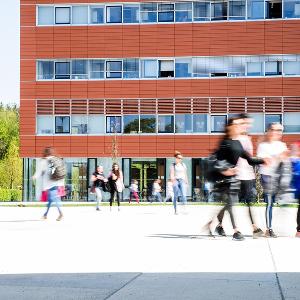 Biozentrumgebäude von außen, Blick auf Studierende und Bibliothek | © Carolin Bleese Biozentrumgebäude von außen, Blick auf Studierende und Bibliothek