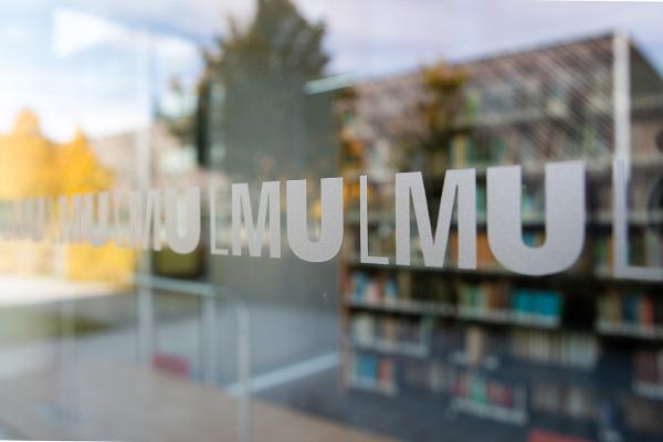 Biozentrum Blick in Bibliothek von außen