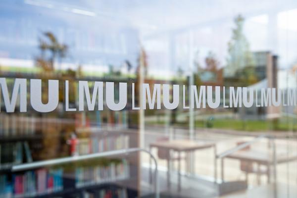 LMU Schriftzeichen auf Fensterflächen