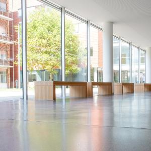 Biozentrum von innen, offener Bereich mit Sitzbänken | © Carolin Bleese Biozentrum von innen, offener Bereich mit Sitzbänken